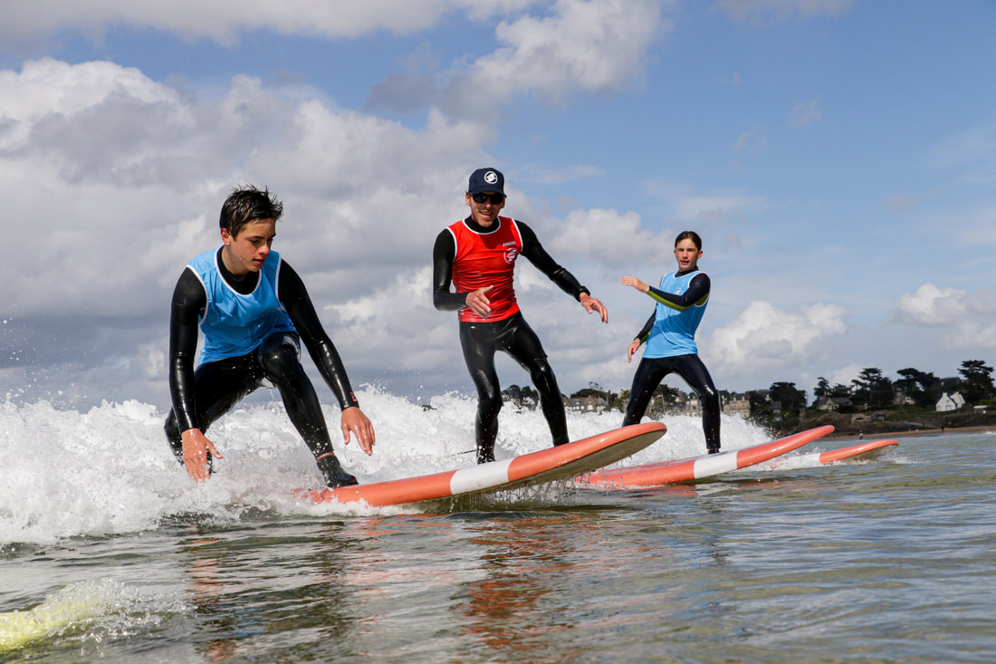 Cours et stages de surf pour les vacances en Bretagne près de Saint-Malo.