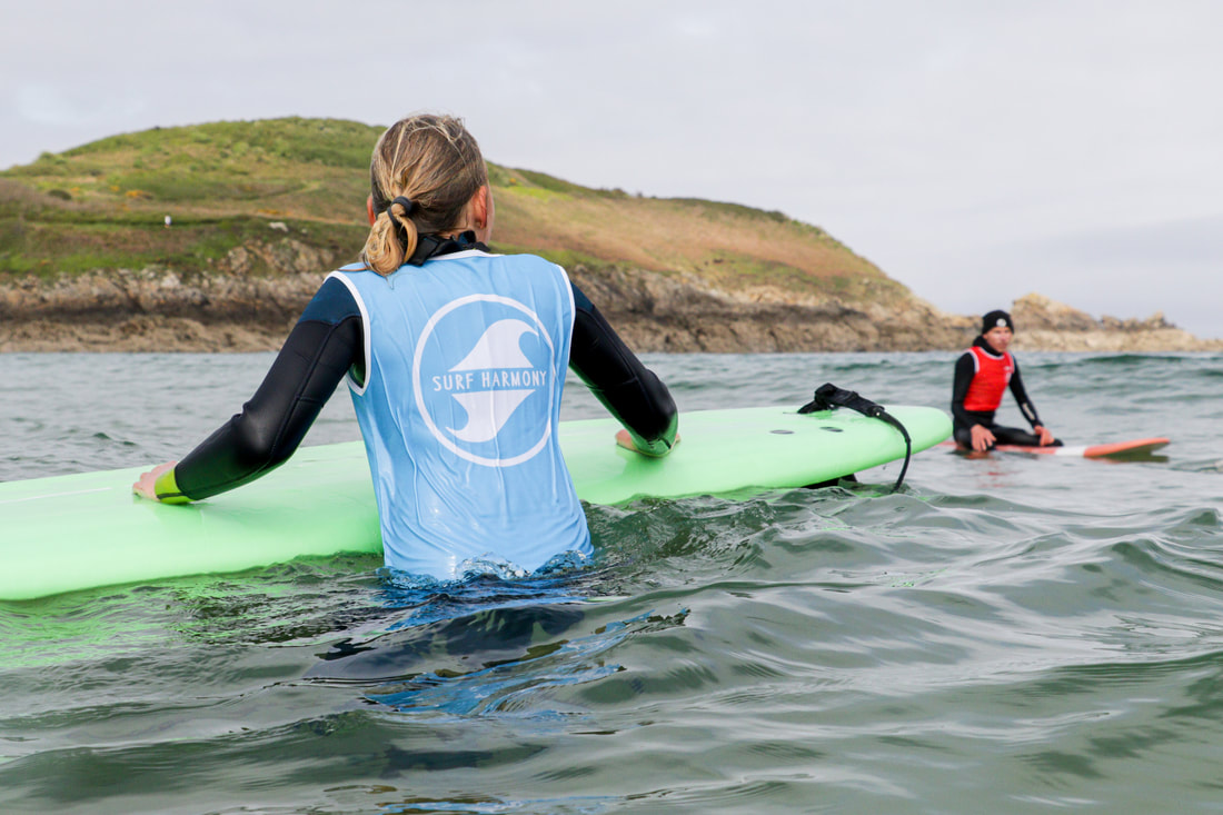 Cours de surf pour débutants avec notre école Surf Harmony sur la plage de Longchamp près de Saint-Malo et Dinard en Bretagne.
