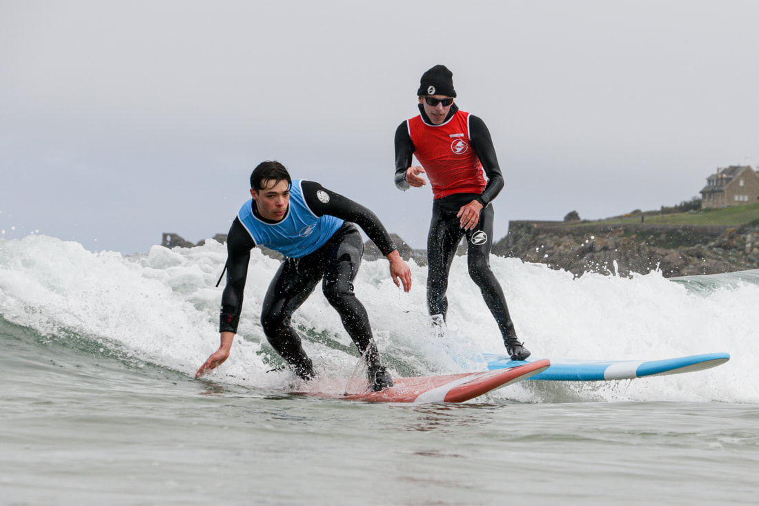 Cours de surf en Bretagne, avec le moniteur de Surf Harmony.