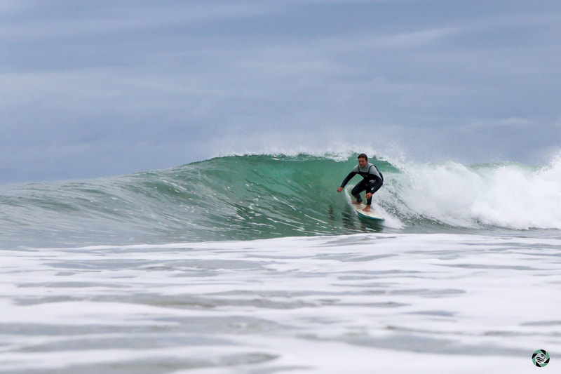 Etienne Bocel surfe une vague en frontside.