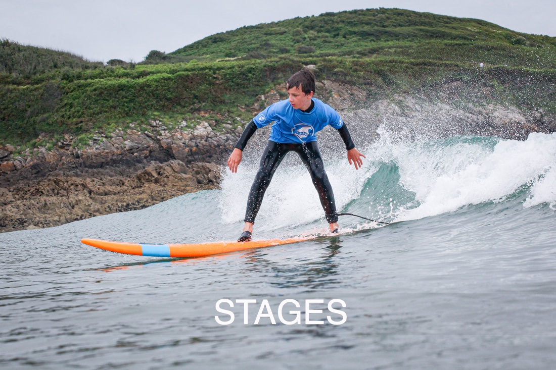 Apprendre à surfer en Bretagne avec l'école Surf Harmony sur la plage de Longchamp, entre Saint-Briac et Saint-Lunaire.