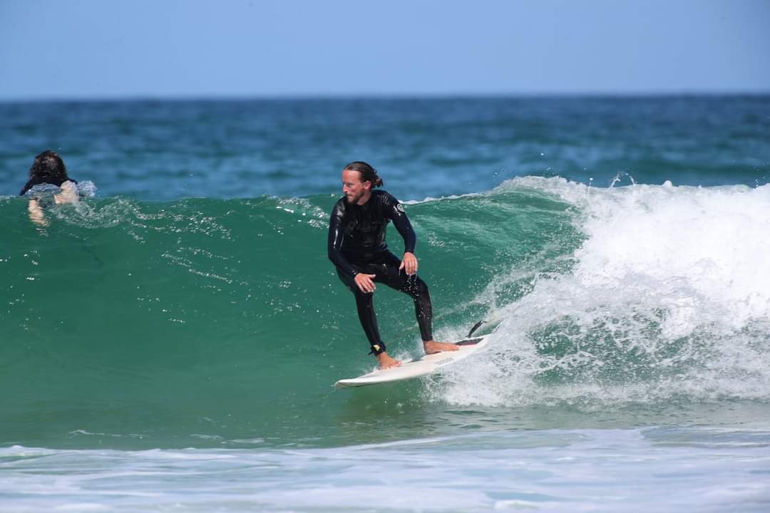 Léo Laurent surfe une vague en backside.