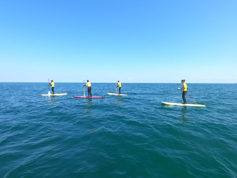 Learn about stand-up paddling with an instructor from the Saint-Briac Surfing School.