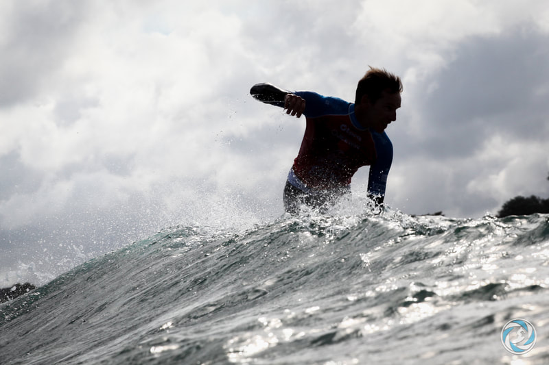 Morgan Ménez sur une vague lors d'un cours de surf.