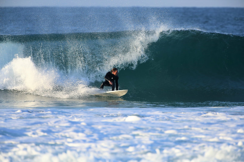 Morgan MENEZ réalise un bottom turn sur une belle vague de la côte nord bretonne.