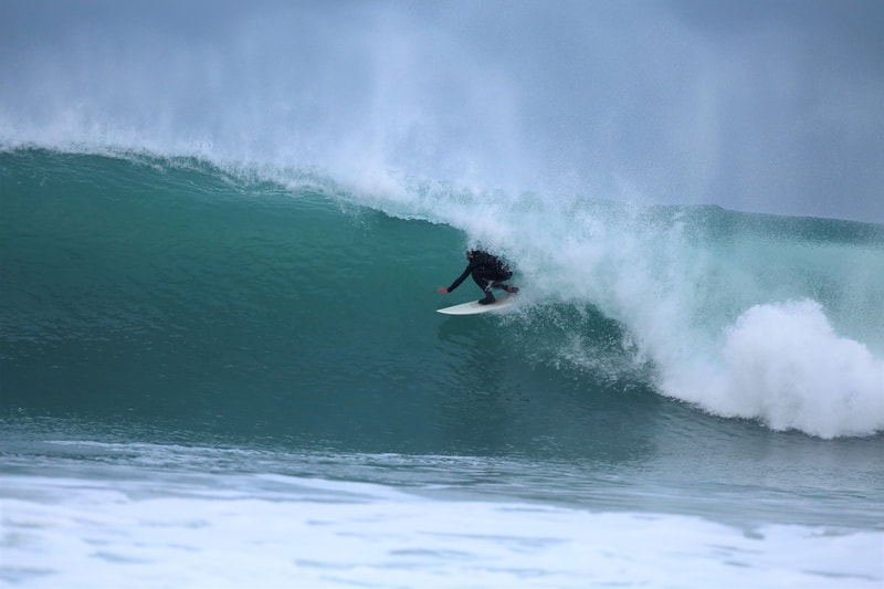 Morgan Ménez surfant un tube d'une belle vague de Bretagne nord.