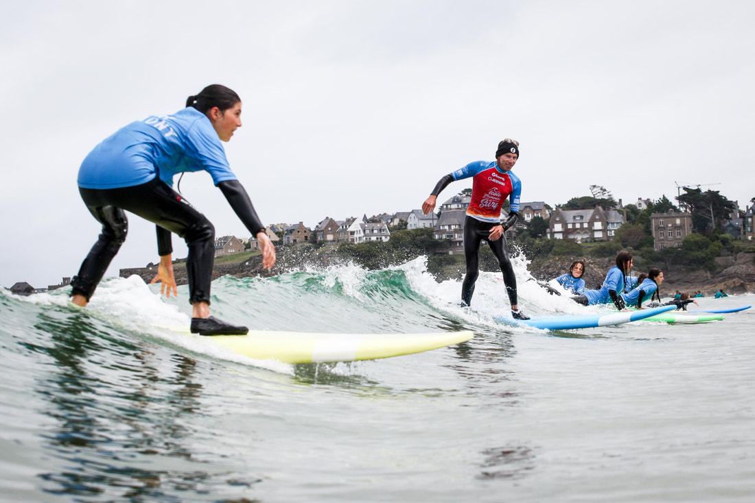 Venez apprendre à surfer avec un moniteur de surf diplômé et passionné.