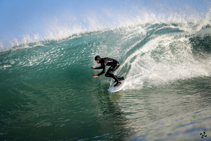 Morgan Ménez, fondateur de  Surf Harmony, sur une belle vague, photographié par Léo Laurent de Surf Skeudenn.