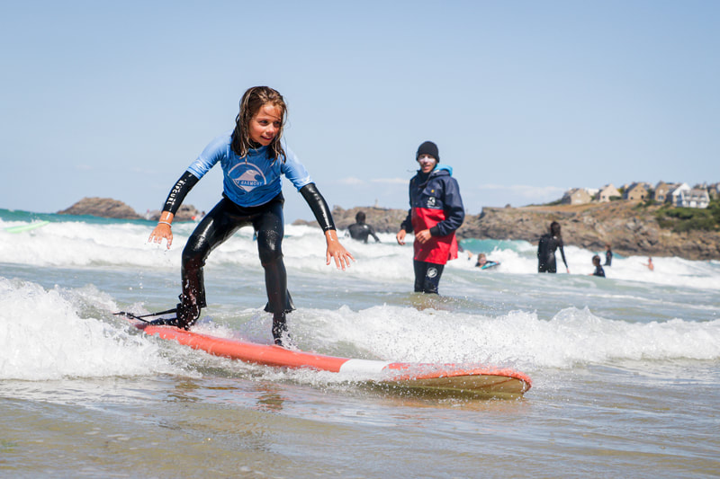 Discovery session or improvement in surfing, for children, adults and teenagers.