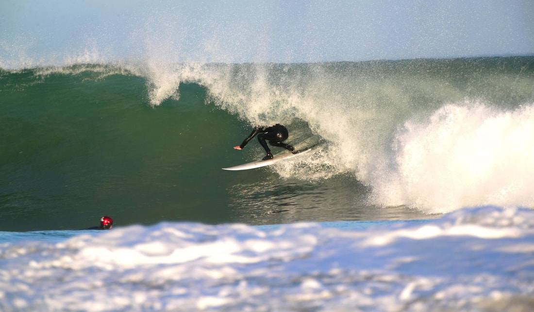Morgan MENEZ your insctructor, on a beautiful winter wave, photographed by Marcel Auffray, and in the foreground by Léo Laurent.