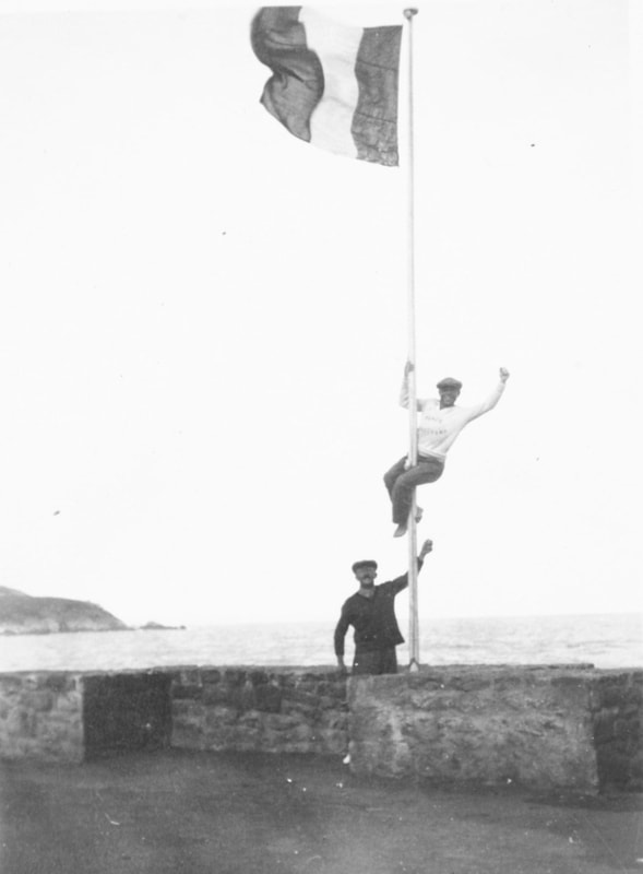Les sauveteurs de la plage de Longchamp et leur drapeau.