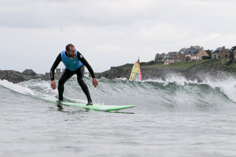 Cours de surf pour adultes avec Surf Harmony à Saint-Briac-sur-mer près de Saint-Malo.