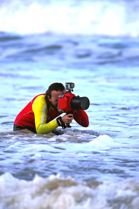 Léo Laurent, photographe spécialisé de surf, lors d'un cours de surf.