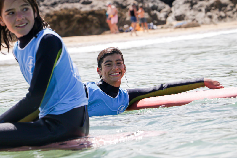 Le plaisir d'une session de surf entre copines.