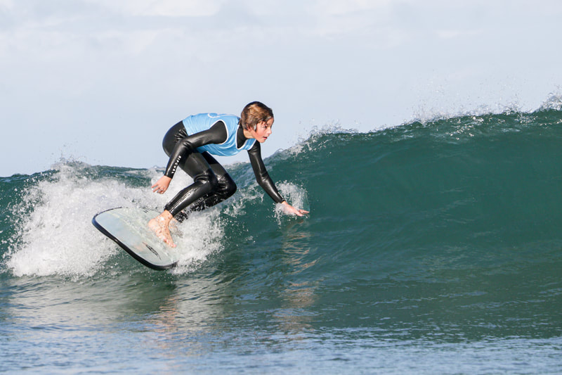 Devenir autonome dans sa pratique du surf, avec un stage d'une semaine accompagné par un moniteur..