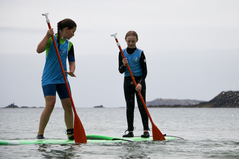 Initiation au stand up paddle lors d'un stage de surf.