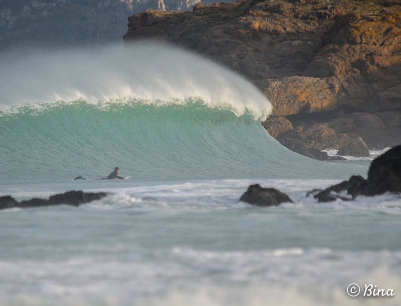 Morgan Ménez ramant sur une belle vague, photographié par Sabrina Jugan.