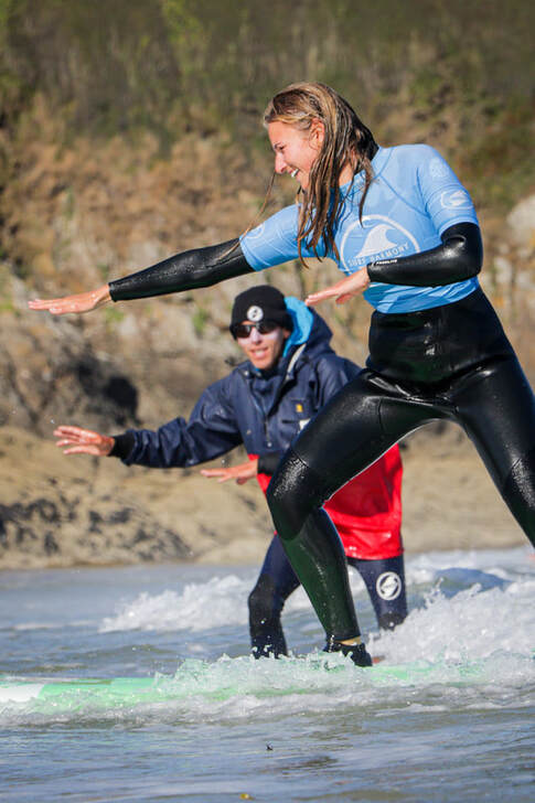 Apprendre le surf avec un moniteur diplômé et passionné. 