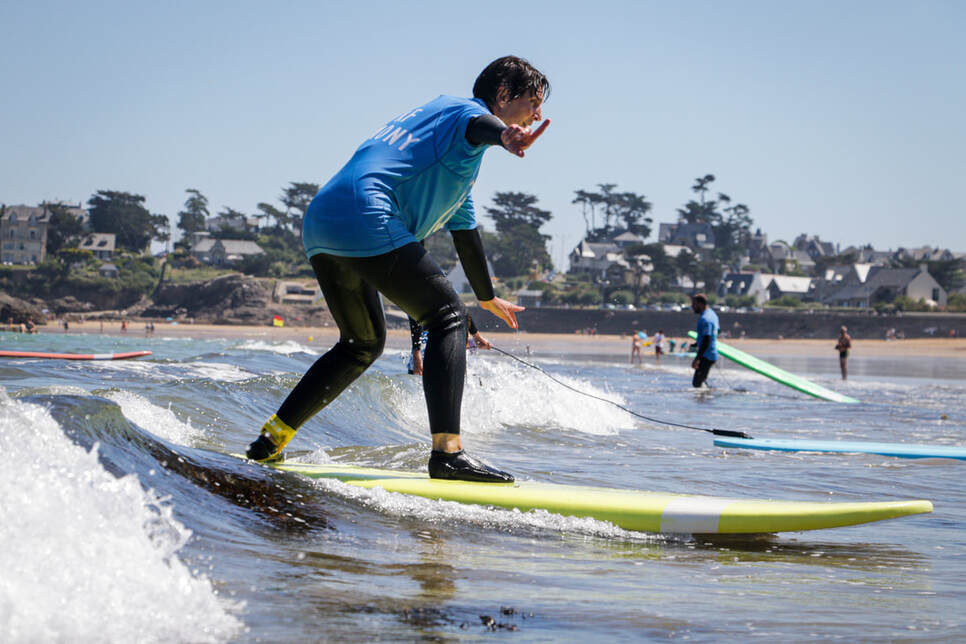Découvrir le surf et apprendre les bases pour prendre plaisir dans des petites vagues.