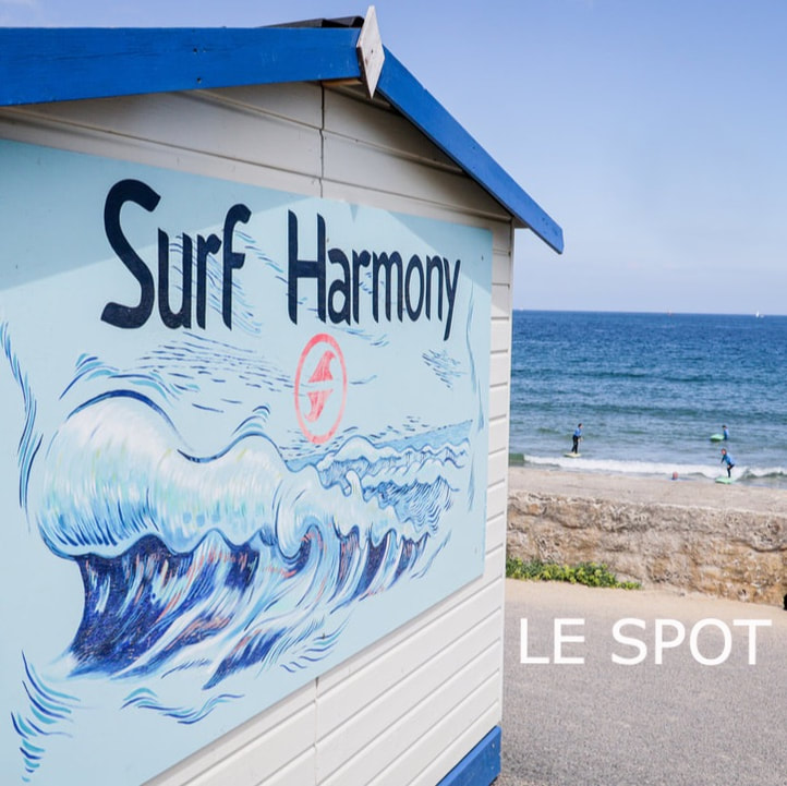 Nous vous accueillons sur notre magnifique spot, au plus près des vagues de la plage de Longchamp, à Saint-Briac-sur-mer près de Saint-Malo en Bretagne.