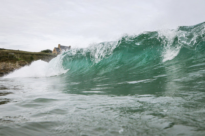 A beautiful wave on the beach of Longchamp, photographed by photographer Léo Laurent of Surf Skeudenn.